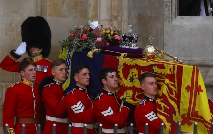 Por qué pesa tanto el ataúd de la reina Isabel II