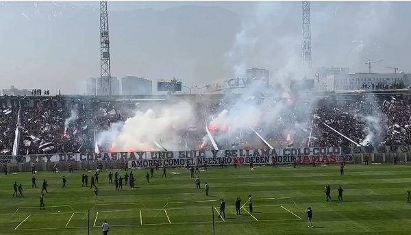 Colapsó el techo de una tribuna del estadio de Colo-Colo en Chile mientras estaba repleta de hinchas (VIDEO)