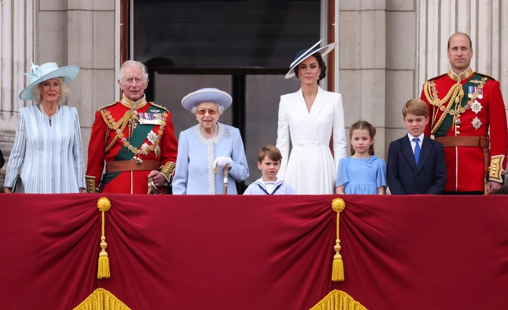 Quiénes acompañan a la reina Isabel II en el castillo de Balmoral