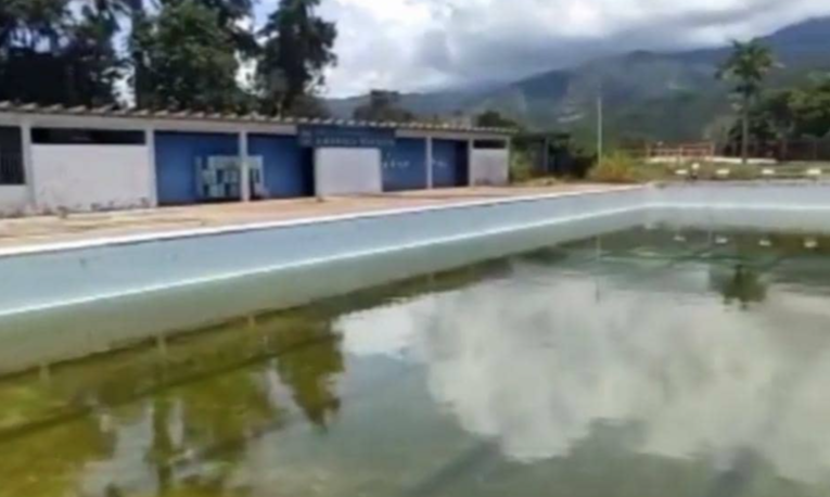 El hampa y la desidia se apoderaron de la piscina de la ULA en Mérida (Imágenes)