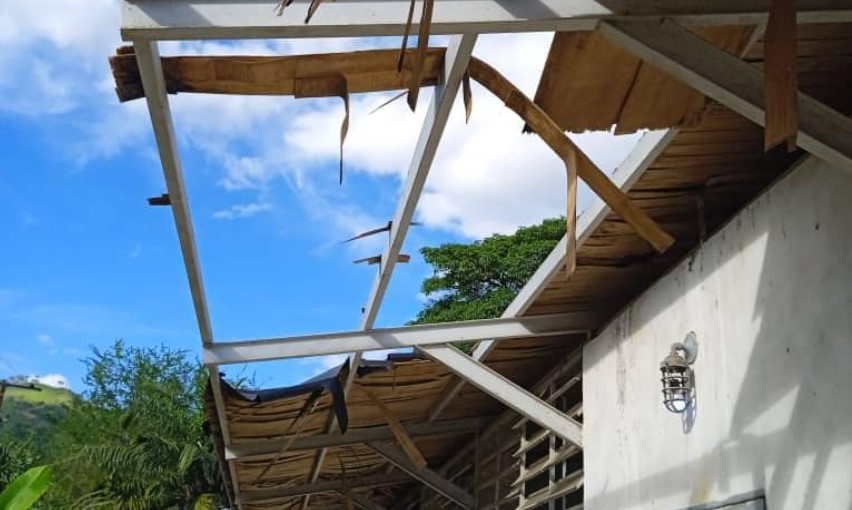 El techo de una escuela en Carabobo salió volando y ahora el regreso a clases está en “pico e’ zamuro”