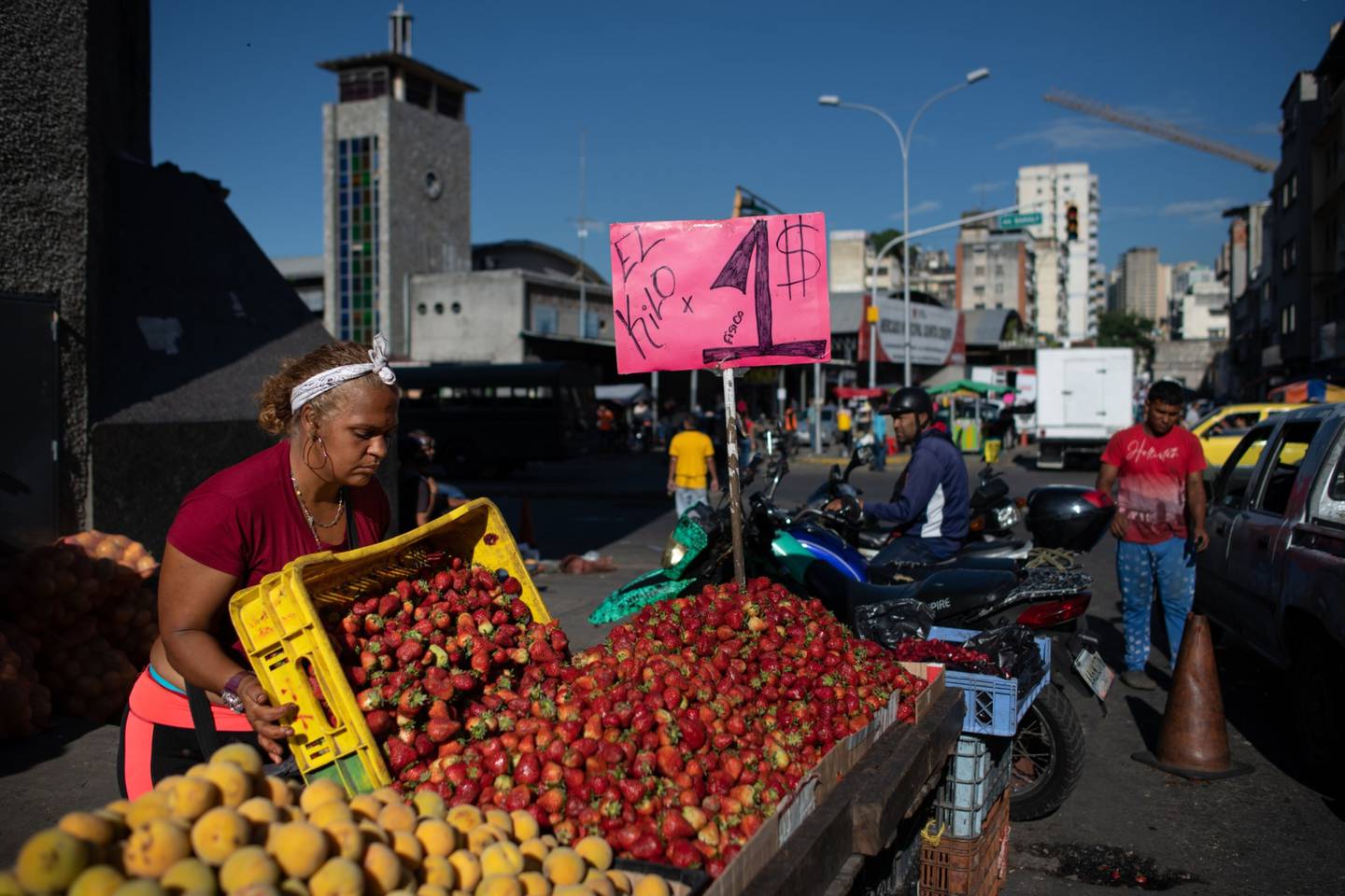 Venezolanos requieren 500 dólares para comprar lo que en 2019 adquirían con 100