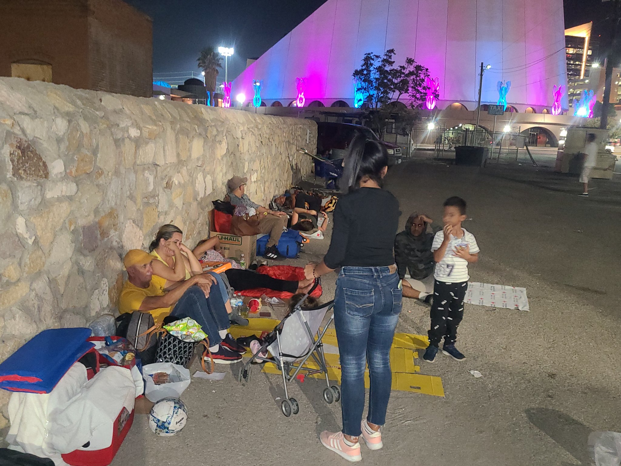 Migrantes venezolanos duermen en las calles de El Paso mientras esperan autobuses (VIDEO)