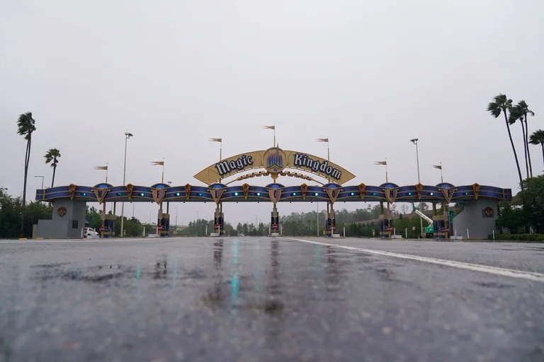 Lluvias e inundaciones mantienen cerrados parques de Disney y Universal en Orlando