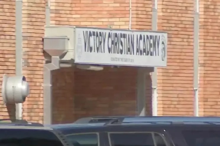 Polémica en escuela de Florida por pedirle a sus alumnos enviar foto haciendo tarea en la bañera