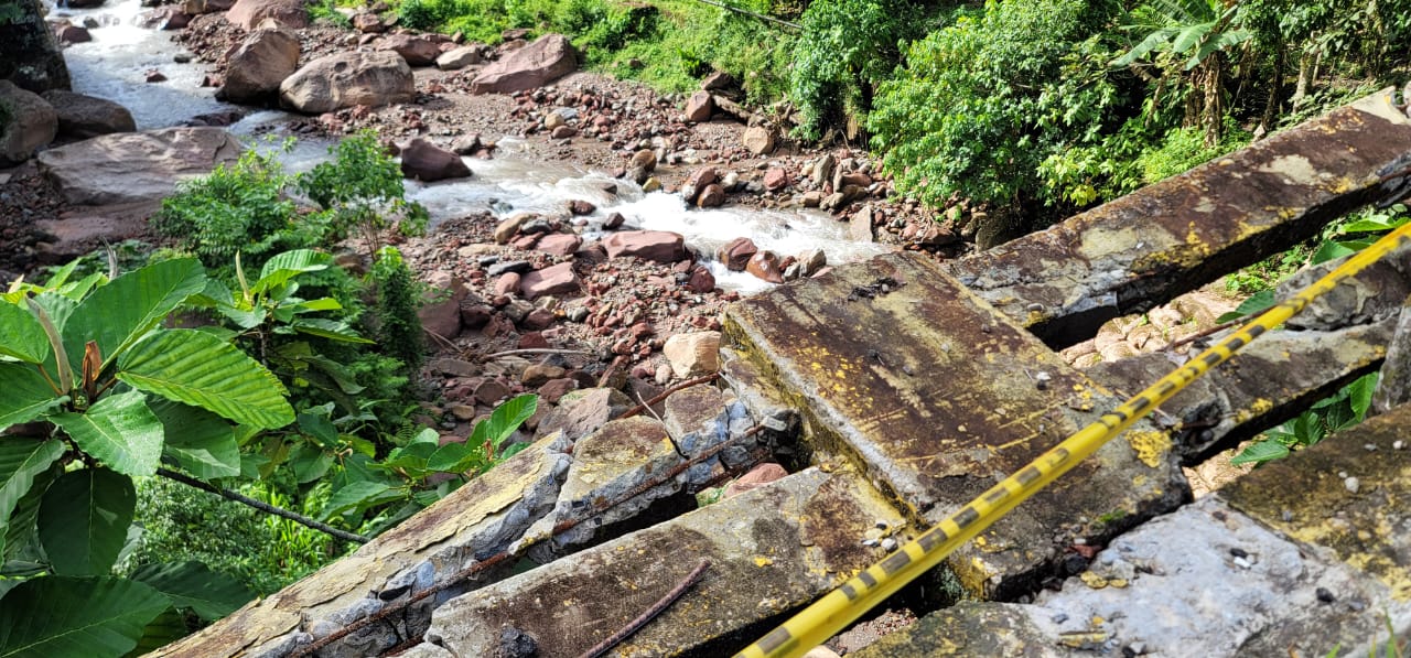 El peligro acecha a conductores que pasan por el puente Las Cruces de Ayacucho en Táchira (FOTOS)