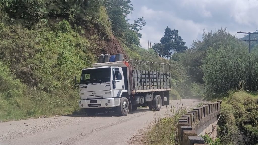 Familia tachirense se gana la vida desmalezando vías que son competencia del régimen (VIDEO)