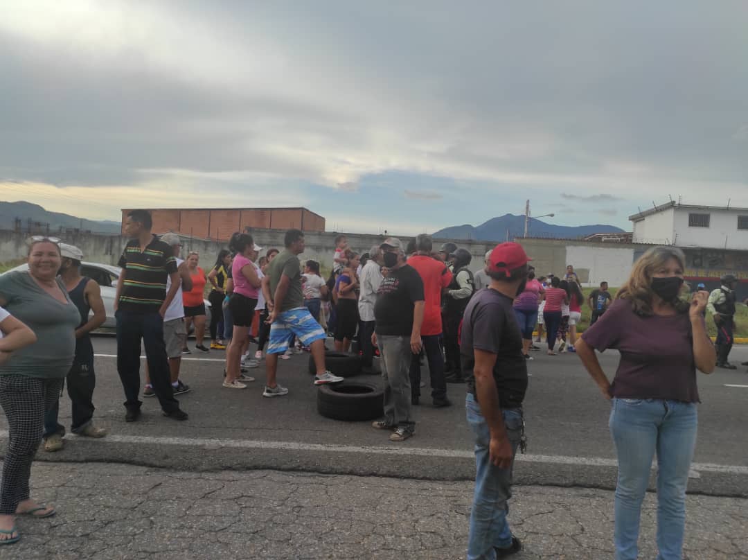 Habitantes de San Joaquín en Carabobo trancaron la carretera nacional tras apagón de más de 20 horas