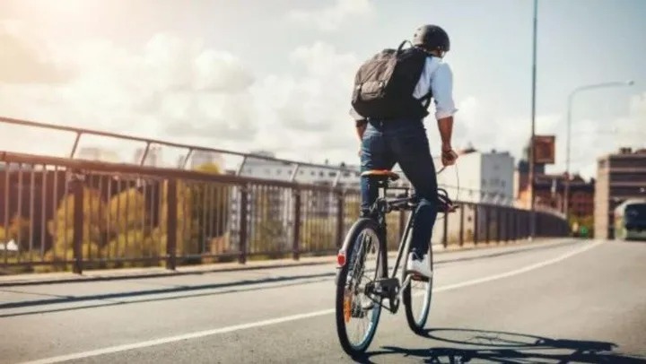 Pedaleó cinco kilómetros para devolver una billetera en Hawái y le dieron una increíble recompensa