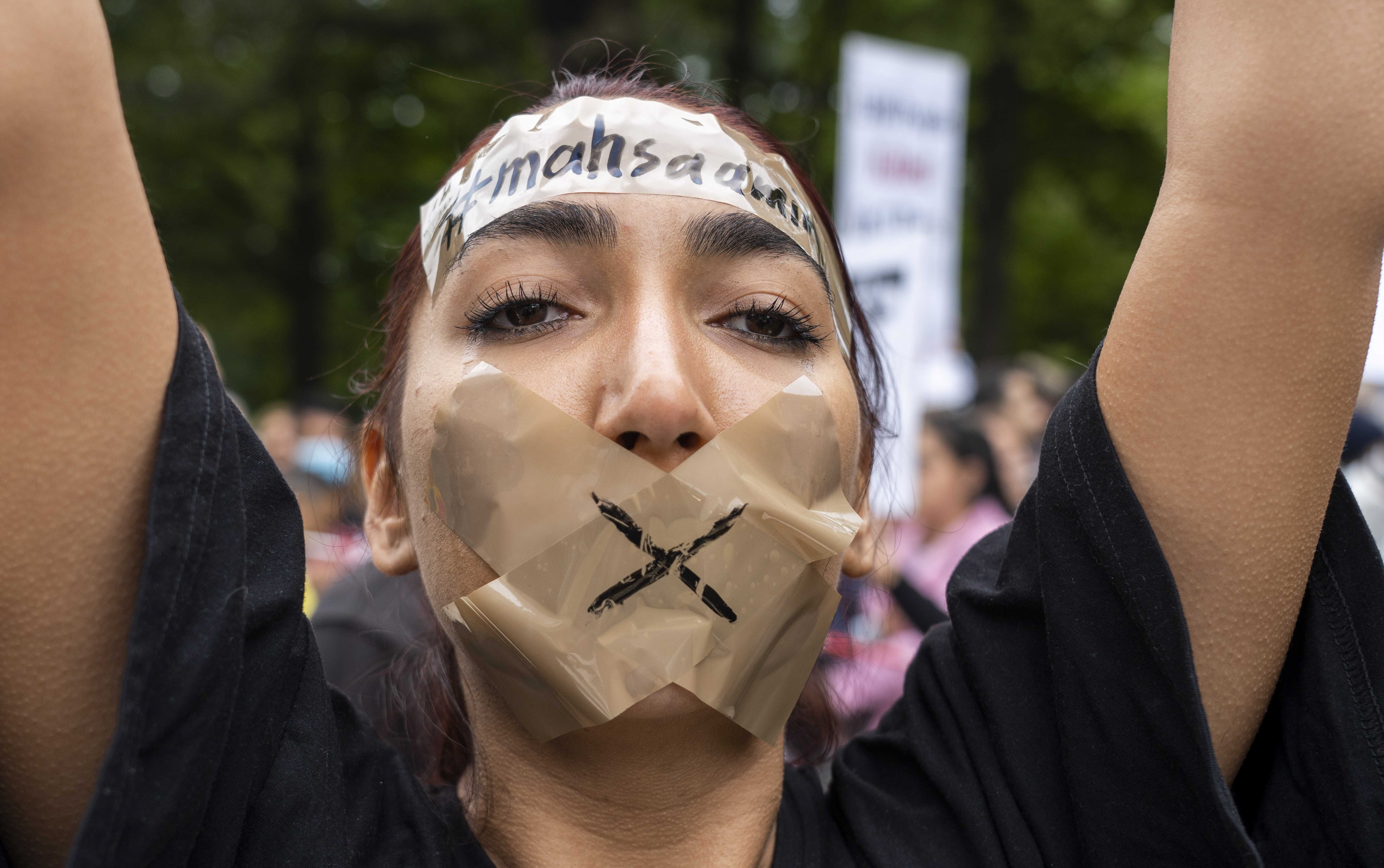 Protestas en Irán entran en el tercer mes con choques mortales