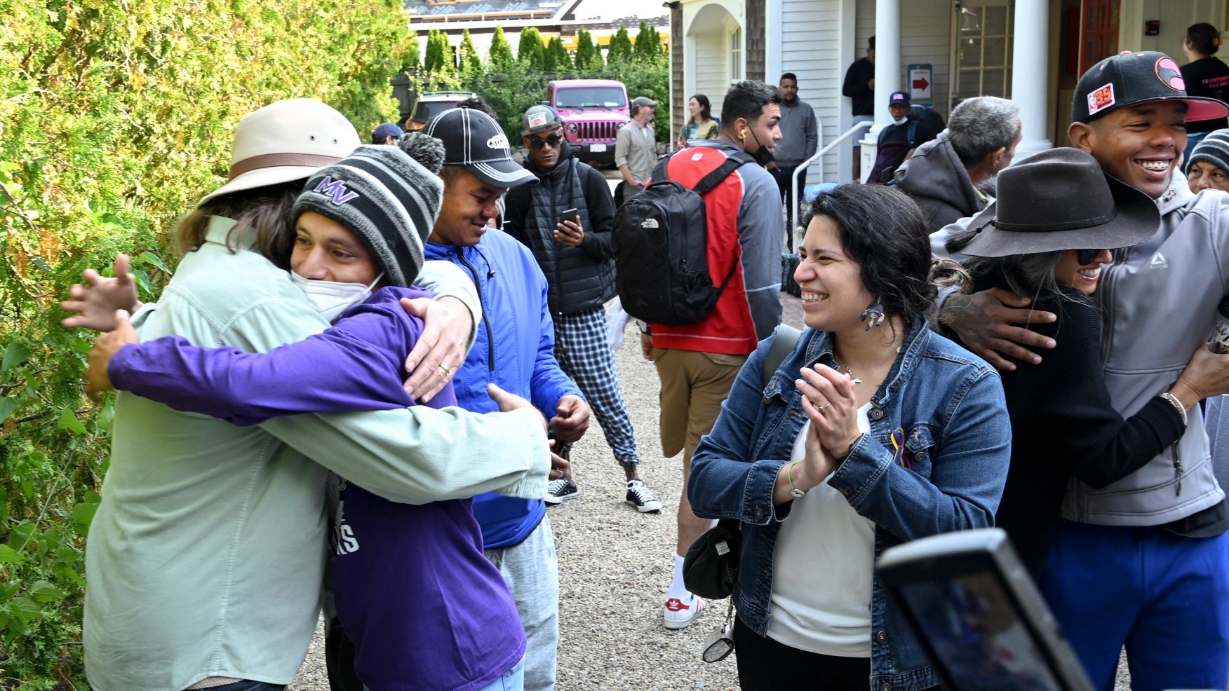 Venezolanos trasladados a Martha’s Vineyard presentan una demanda colectiva contra DeSantis