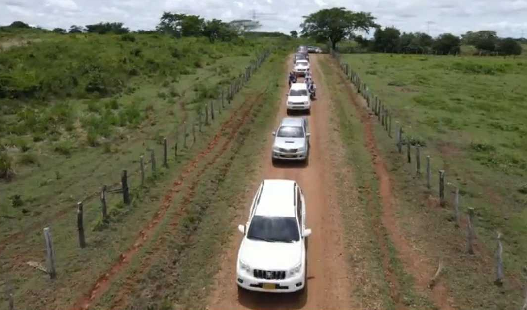 Ganaderos se organizan contra invasores de tierras en Colombia mientras Petro los ignora