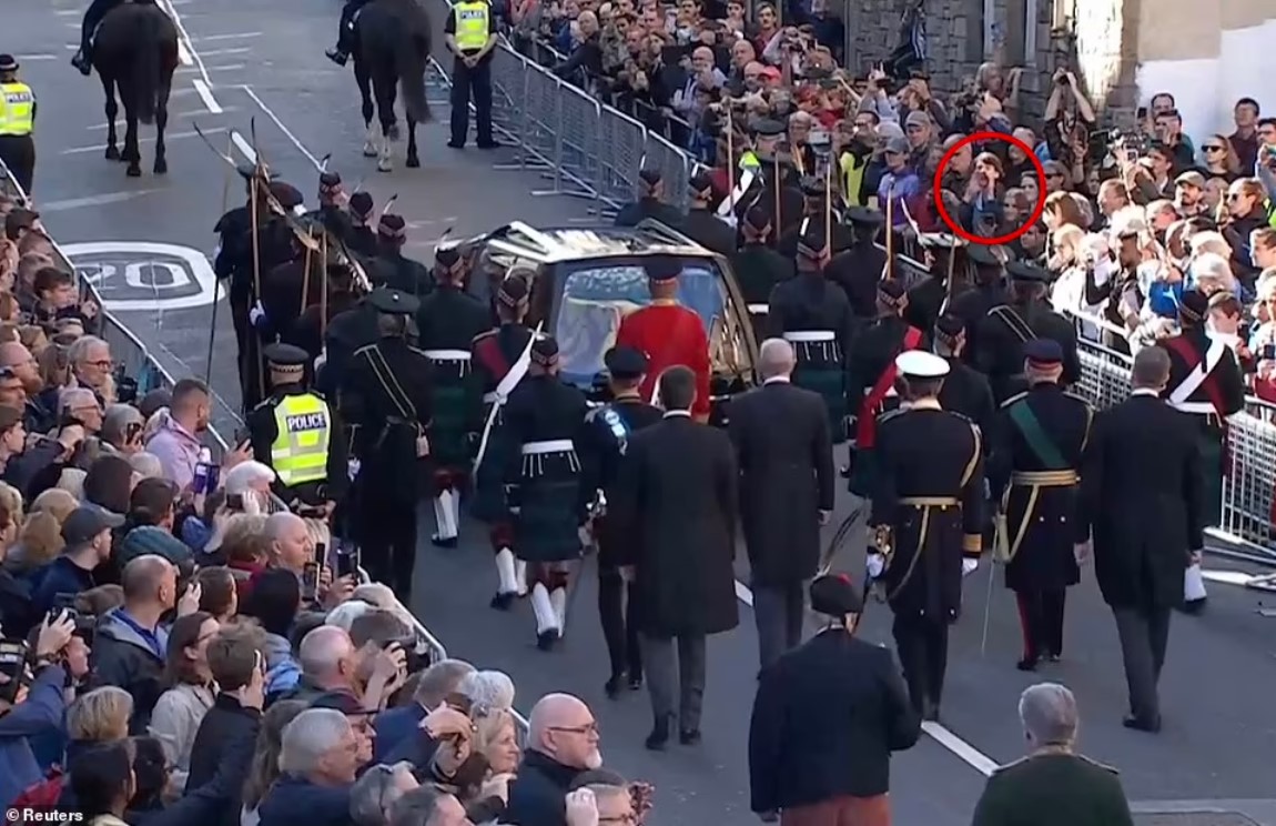 El momento en que derriban al joven que le gritó “viejo enfermo” al príncipe Andrés en la procesión de la Reina (VIDEO)