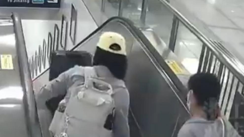 VIRAL: El desastre que provoca una maleta en unas escaleras mecánicas acumula 17 millones de visualizaciones