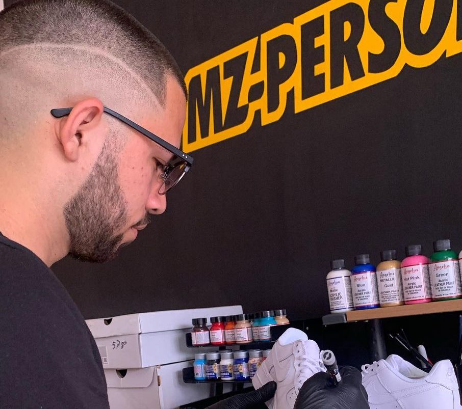 El artista venezolano que le da “vida” a los zapatos con innovadores diseños