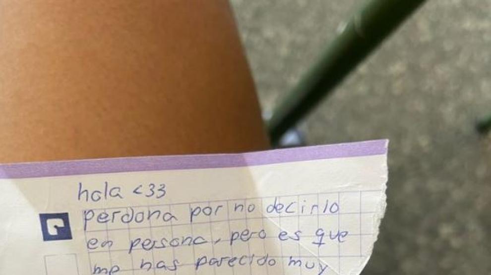 El tierno mensaje en un trozo de papel para presentarse a una joven que estalló las redes (VIDEO)