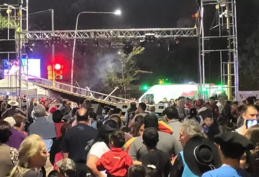 Impactante VIDEO: momento de terror cuando pantalla gigante se desplomó sobre varios artistas