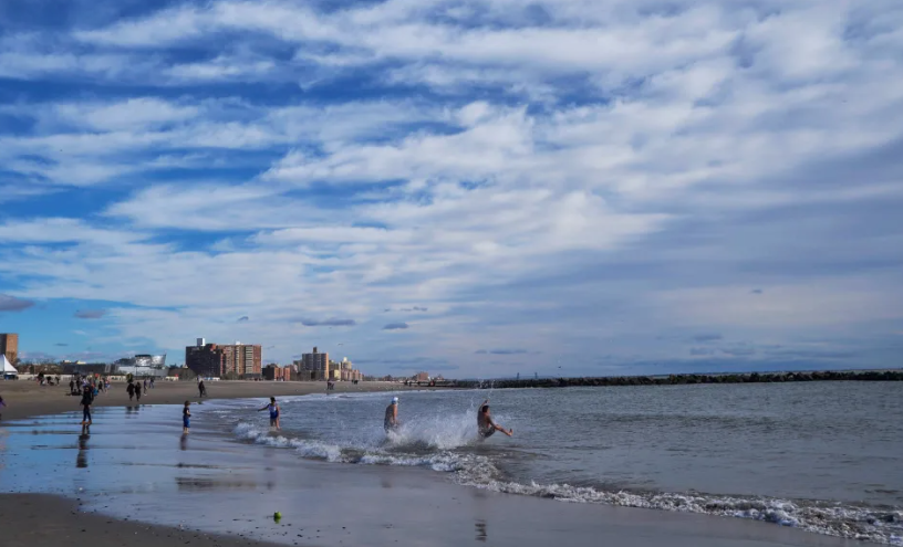 Tres niños aparecen muertos en la orilla de una playa de Nueva York