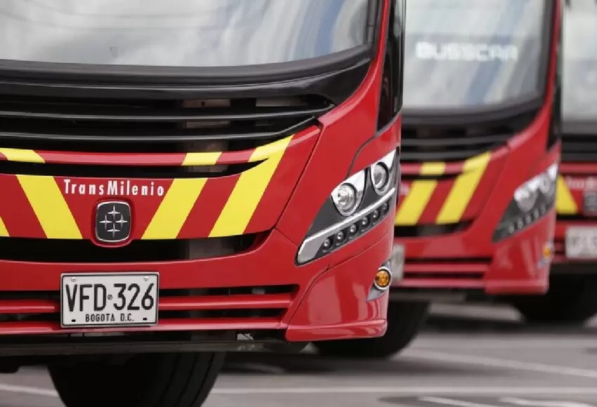 Karma en Bogotá: Robó dentro de un TransMilenio, se bajó y fue arrollado por otra unidad