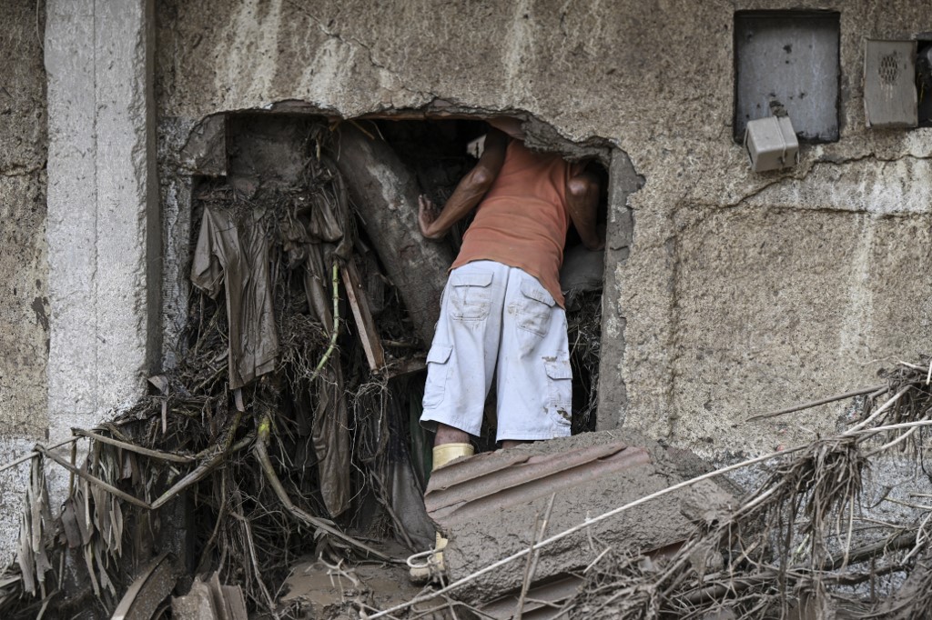 Día y noche, sigue la búsqueda de sobrevivientes tras deslave en Las Tejerías