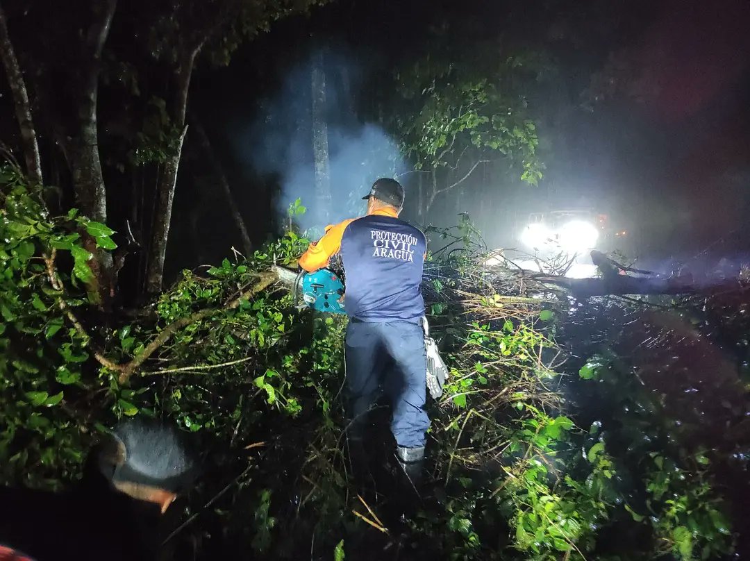 Cerrado el paso a Ocumare de la Costa por deslizamientos de tierra tras fuertes lluvias (FOTOS)