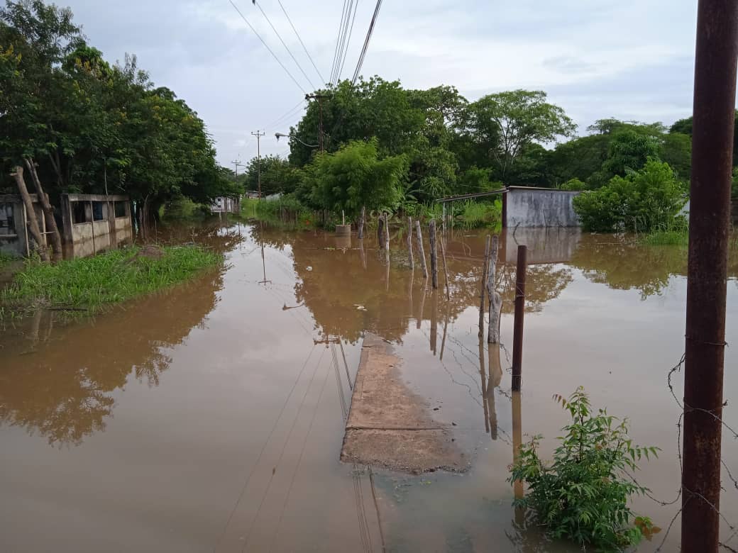 En Unare, el lento desborde del río amenaza con acabarlo todo