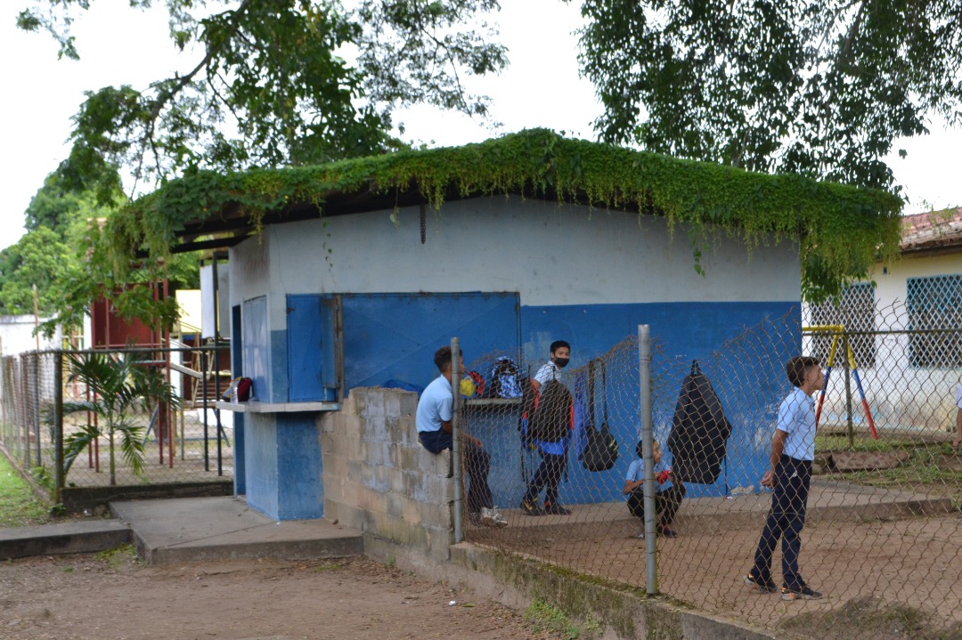 Escuela de Maturín está en pésimo estado y chavistas amedrentan a periodistas para que no difundan la denuncia