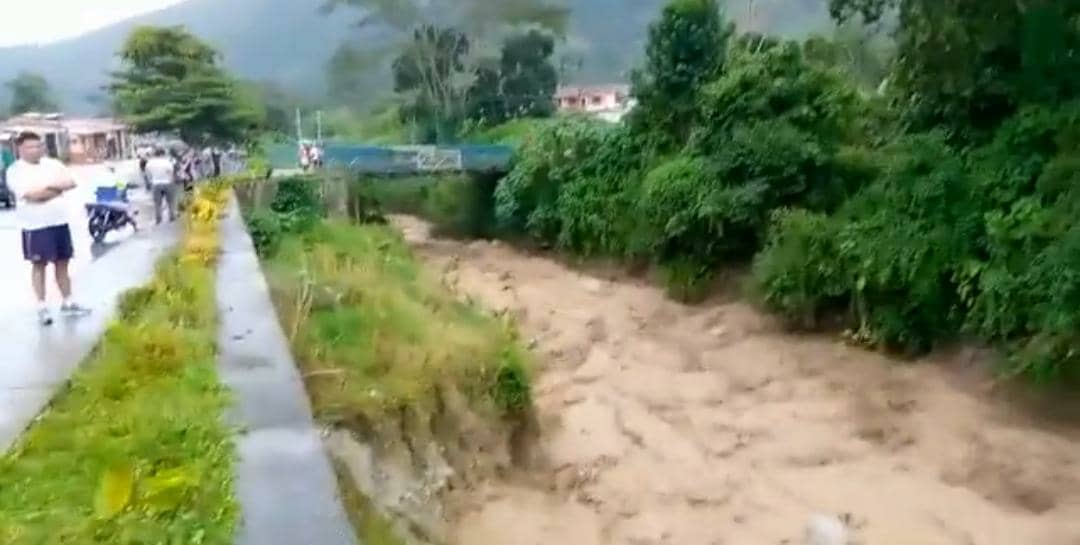 Crecida de las quebradas Juan Díaz, La Barrotera y La Batallera provocaron restricción del paso vehicular en Bailadores