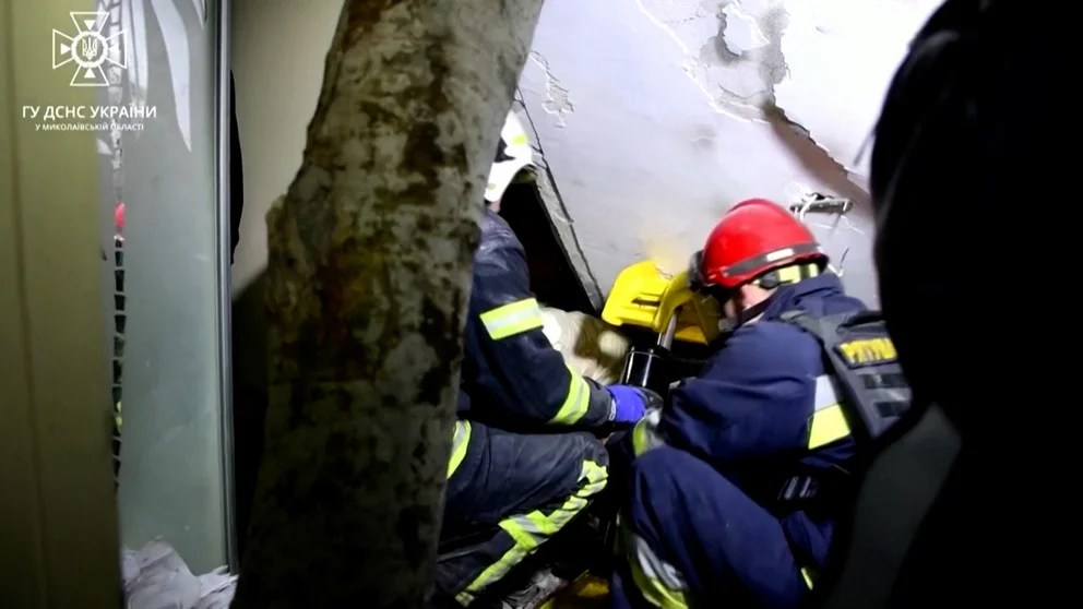 El dramático rescate del chico de 12 años que pasó seis horas atrapado bajo los escombros por bombardeo ruso