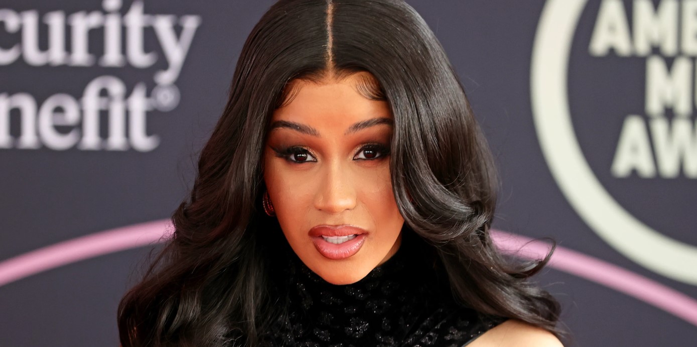 Cardi B se mostró al natural sin filtros, maquillaje ni peluca… ¡y hasta con bigote! (Fotos)