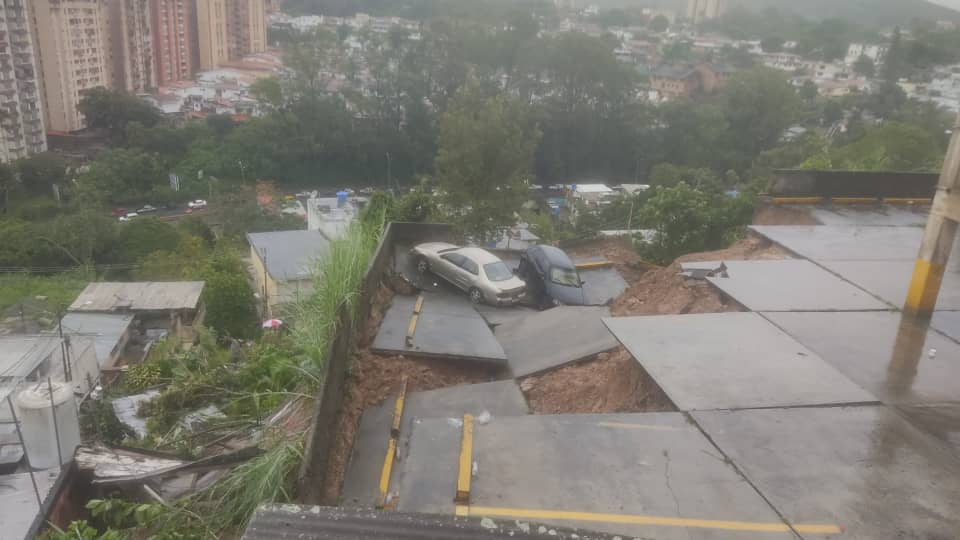 Desalojaron a 50 familias de una edificación en Los Teques