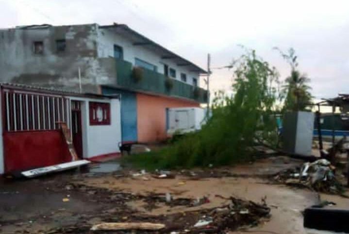 Noche de terror vivieron los falconianos tras fuertes lluvias, el mar embravecido… y sin luz