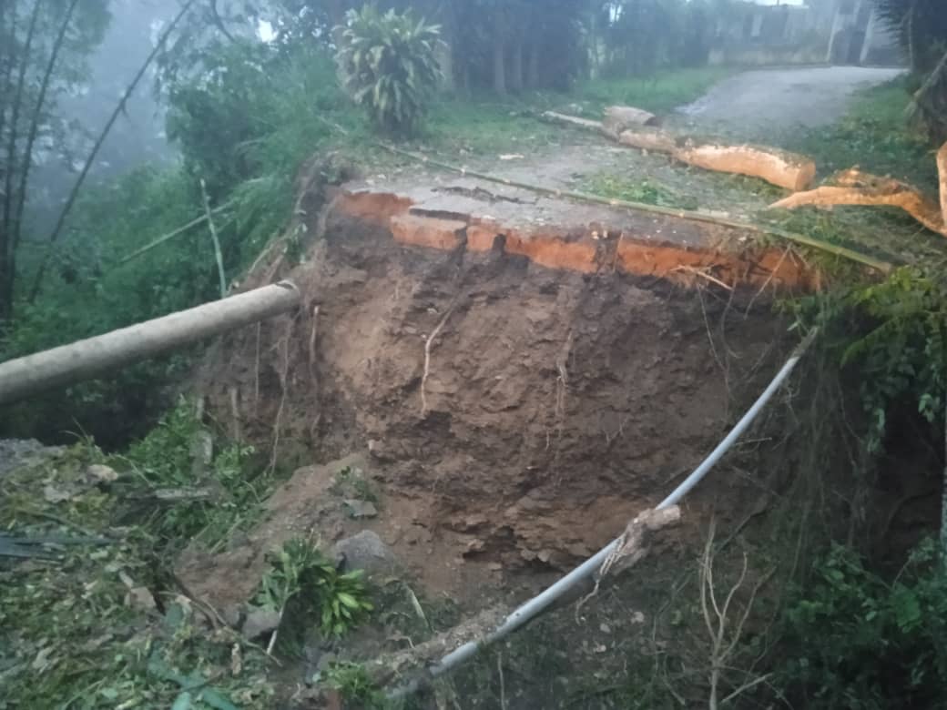 Lluvias colapsan la vialidad e incomunican a habitantes de Karimao en el municipio Sucre