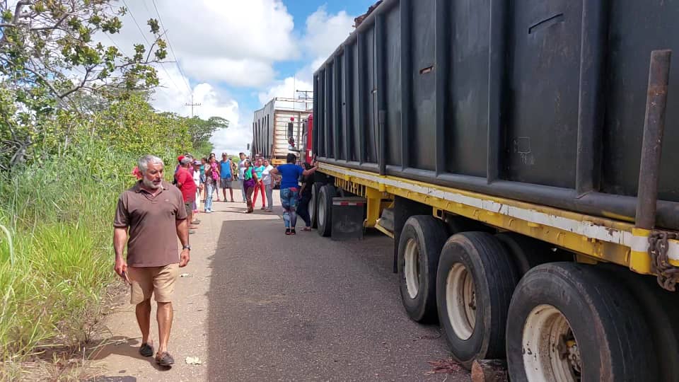 No se la calan más: Por falta de agua, habitantes cerraron vía de municipios Simón Rodríguez y Pedro María Freites en Anzoátegui