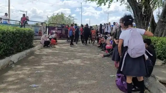 More than 4,000 children cross the border daily “under an inclement sun” to study in Colombia