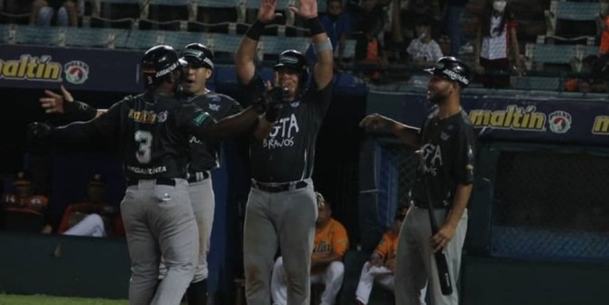 Con sólida ofensiva, Bravos dividió la serie en Puerto La Cruz