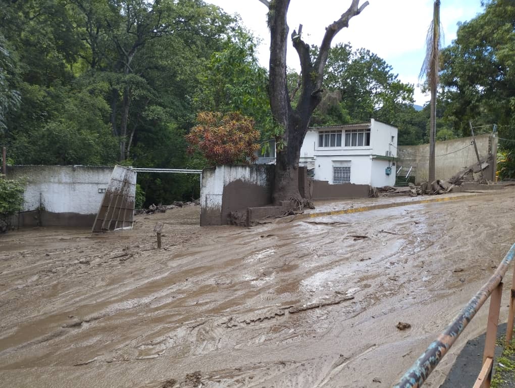 A 10 segundos de su muerte: Así se salvó un hombre de ser arrastrado por la fuerza del río en El Castaño (VIDEO)