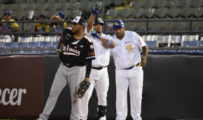 Navegantes inició la temporada defendiendo el título con victoria ante Tiburones