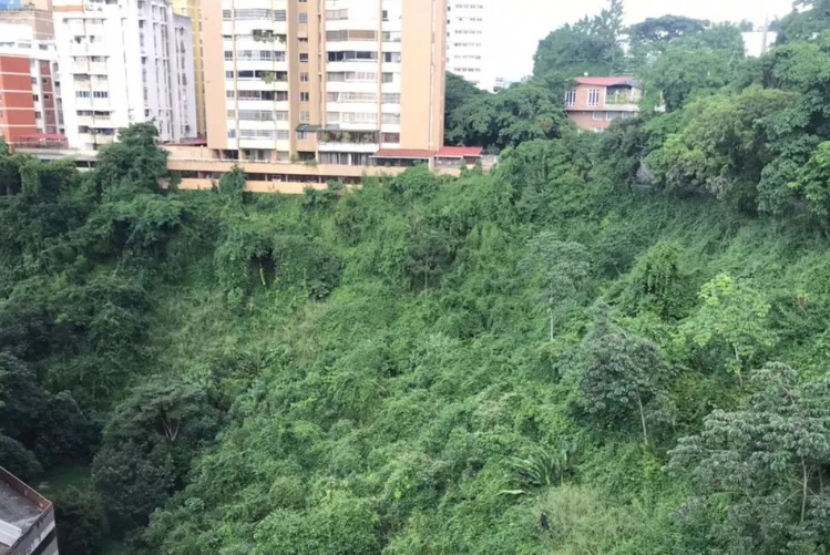 Vecinos de Bello Monte vieron una extraña “figura robótica” descender del cielo (fotos)