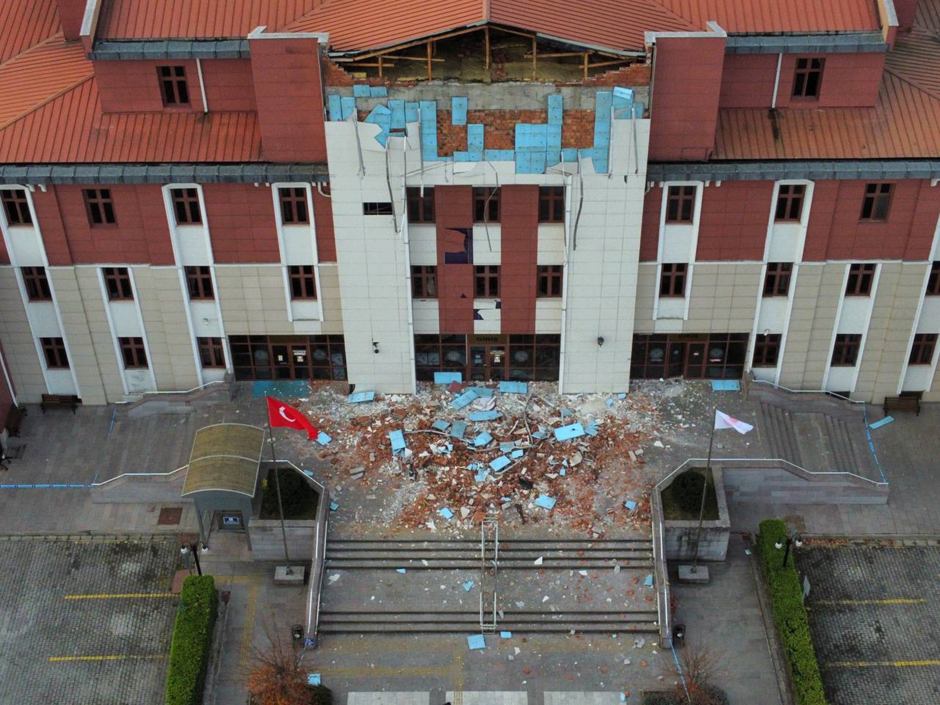 Más de 60 heridos tras un fuerte terremoto que sacudió el noroeste de Turquía este #23Nov