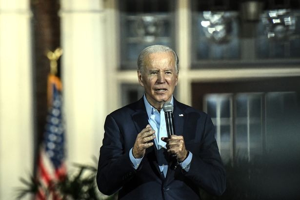 El tropiezo de Joe Biden que casi lo manda al piso durante mitin en Nueva York (VIDEO)