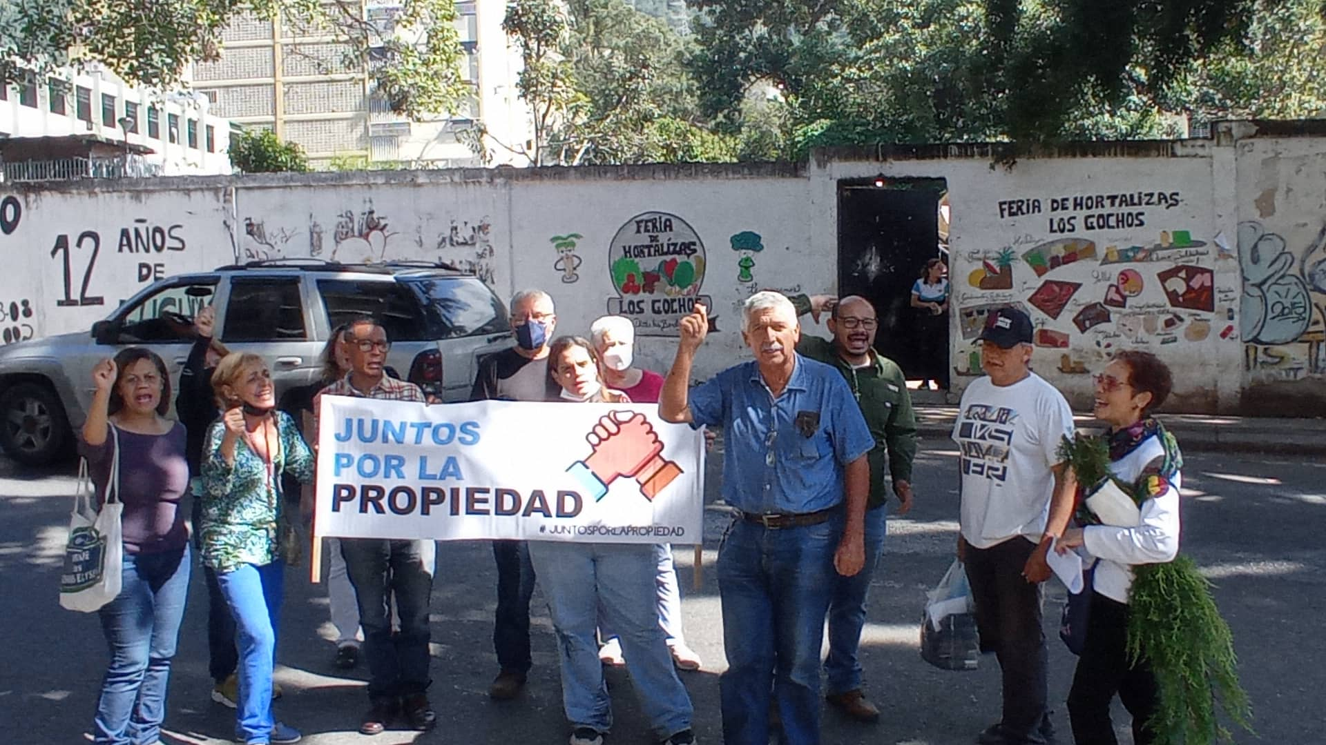 Vecinos de San Bernardino protestaron contra invasión de colectivos a terreno del Colegio de Enfermeros