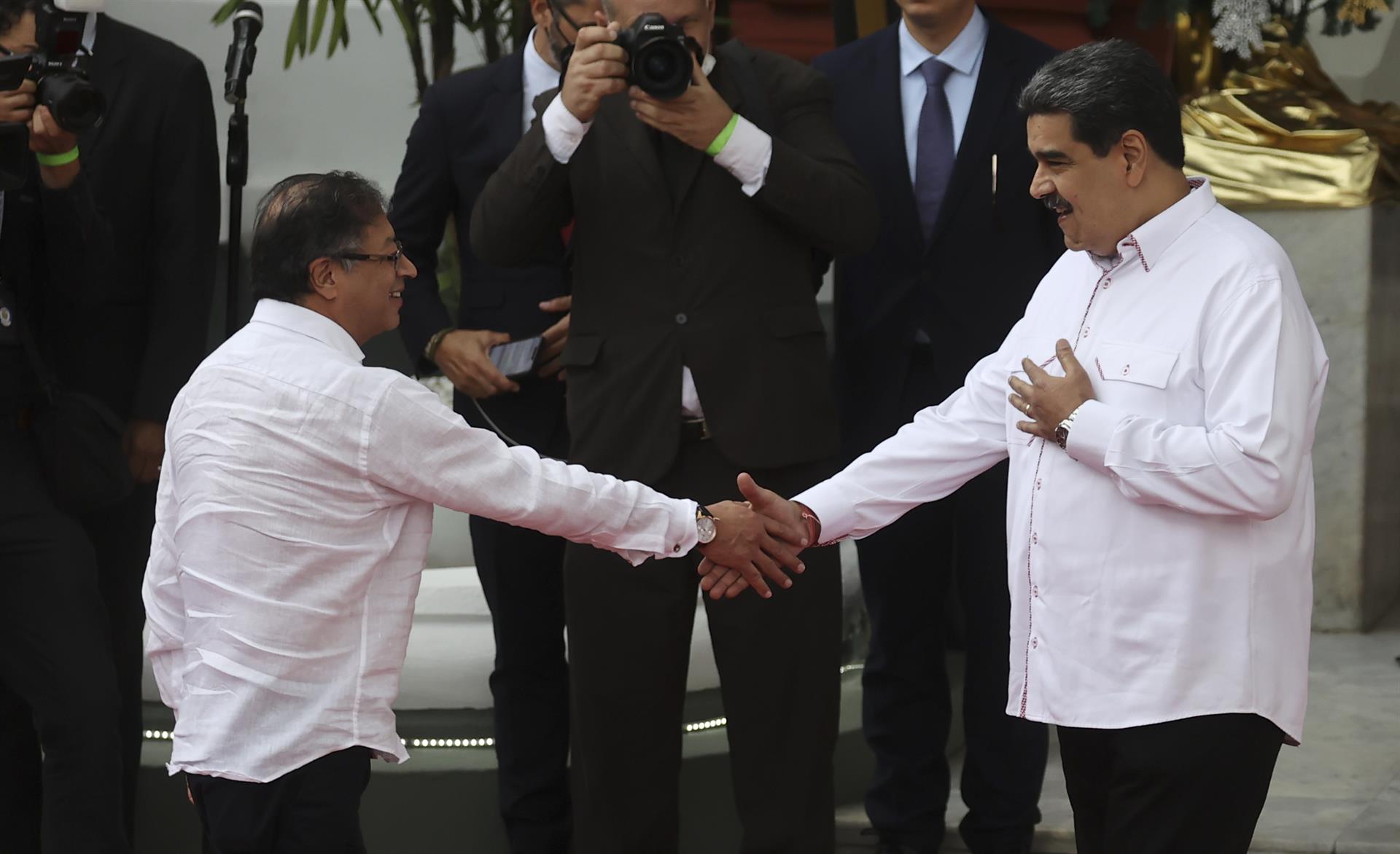 Entre críticas, Nicolás Maduro recibió a Gustavo Petro en Miraflores este #1Nov