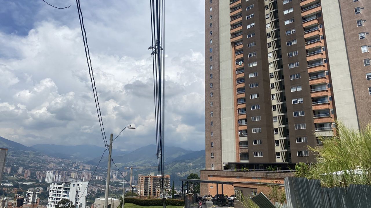 Conmoción en Colombia: hombre se lanzó de un edificio con un bebé en sus brazos… un milagro salvó al pequeño