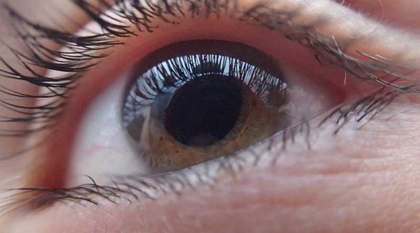 “Un horrible dolor”: Quiso lubricarse los ojos y usó sin querer un superpegamento en EEUU