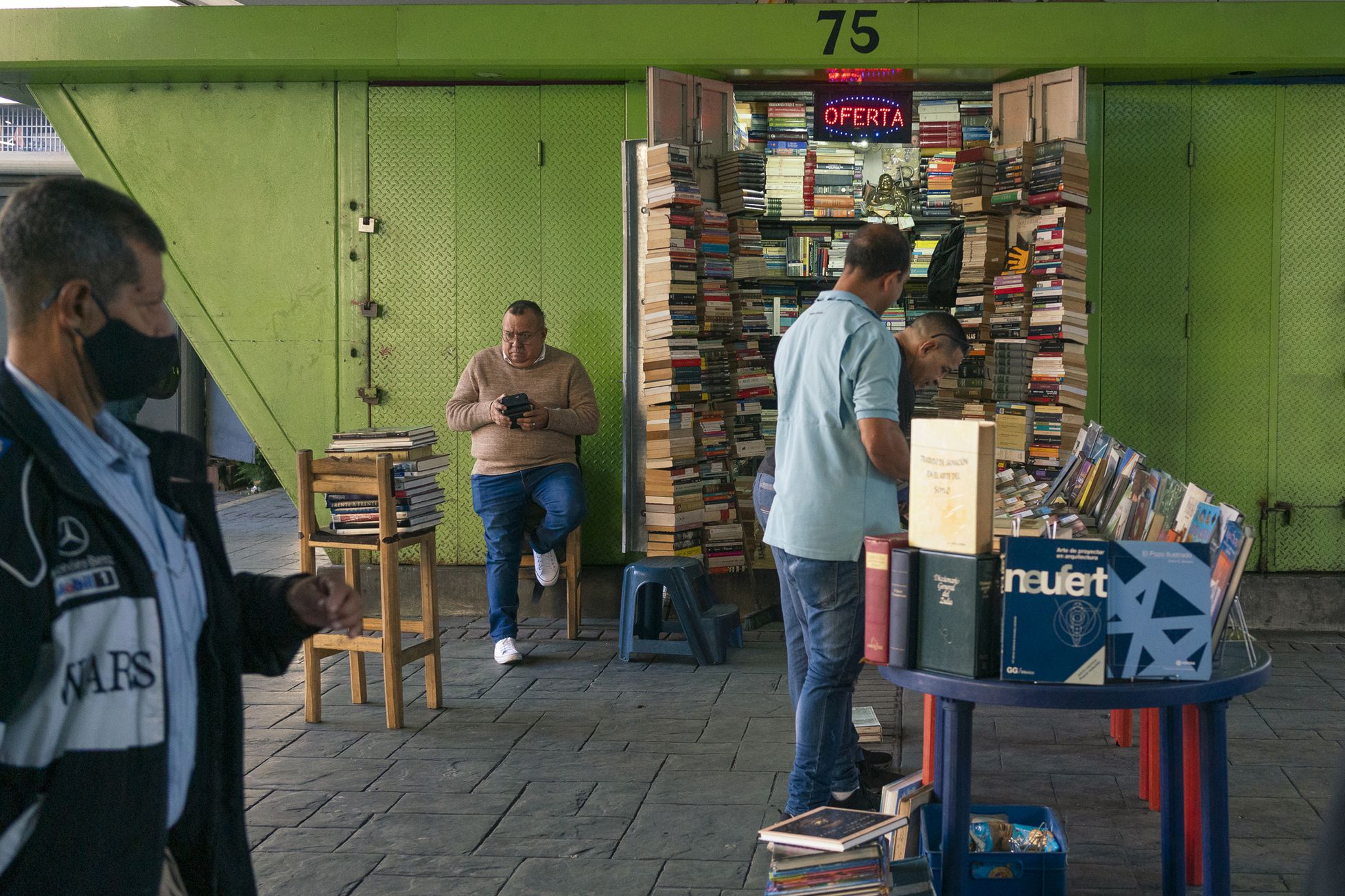 El País: Cierre de librerías en Venezuela fortalece el mercado de segunda mano