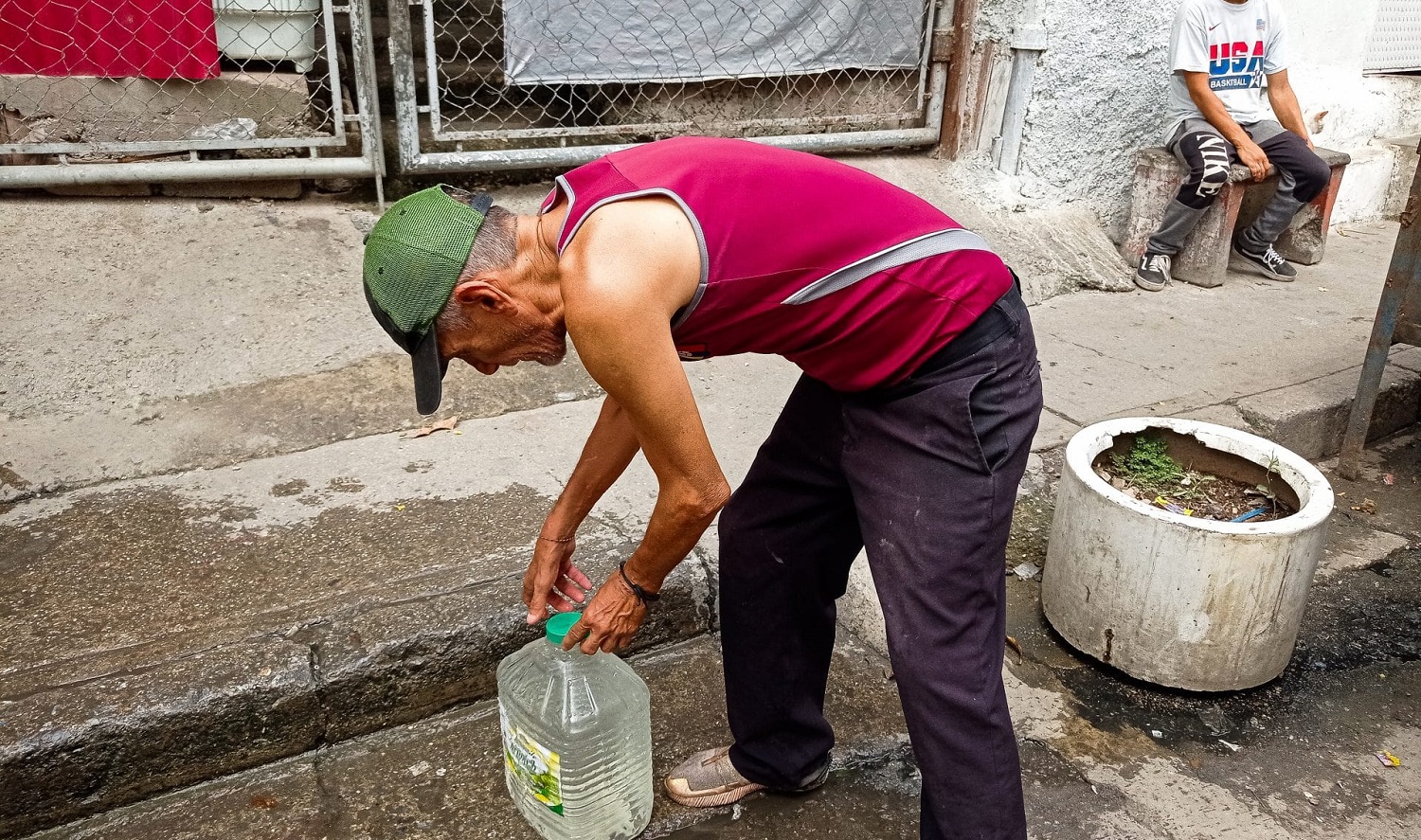 En Cotiza, adultos mayores agotan su salud por ir a cargar agua