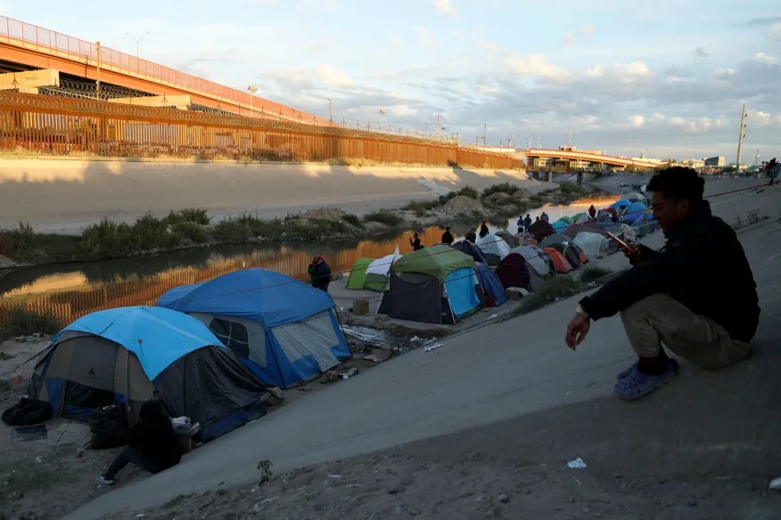 Tras peligroso viaje, siete parejas venezolanas se casan en la frontera de EEUU