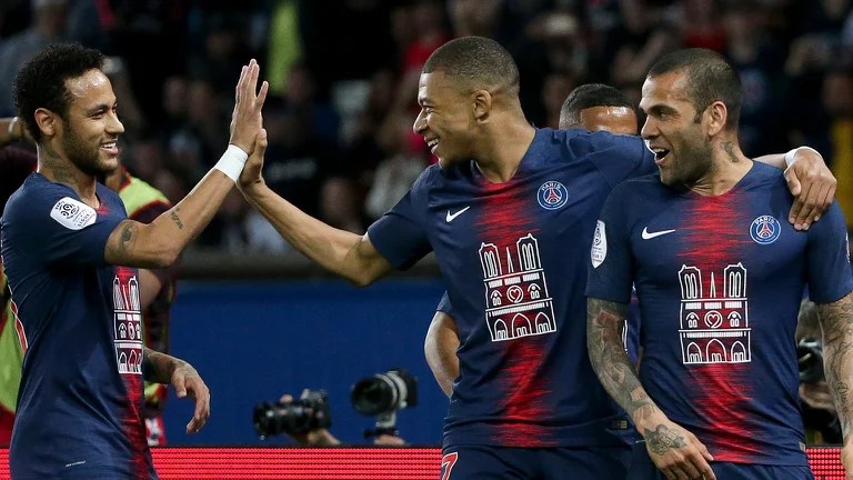 Dani Alves elogió a Messi y Neymar y destrozó a Mbappé: “No entendió que ellos son más fenómenos que él”