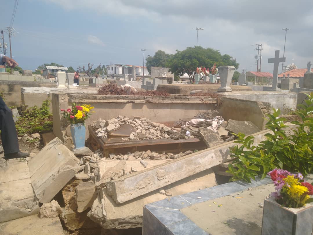 Visitantes del cementerio de Barcelona denunciaron que cada vez encuentran más tumbas abiertas